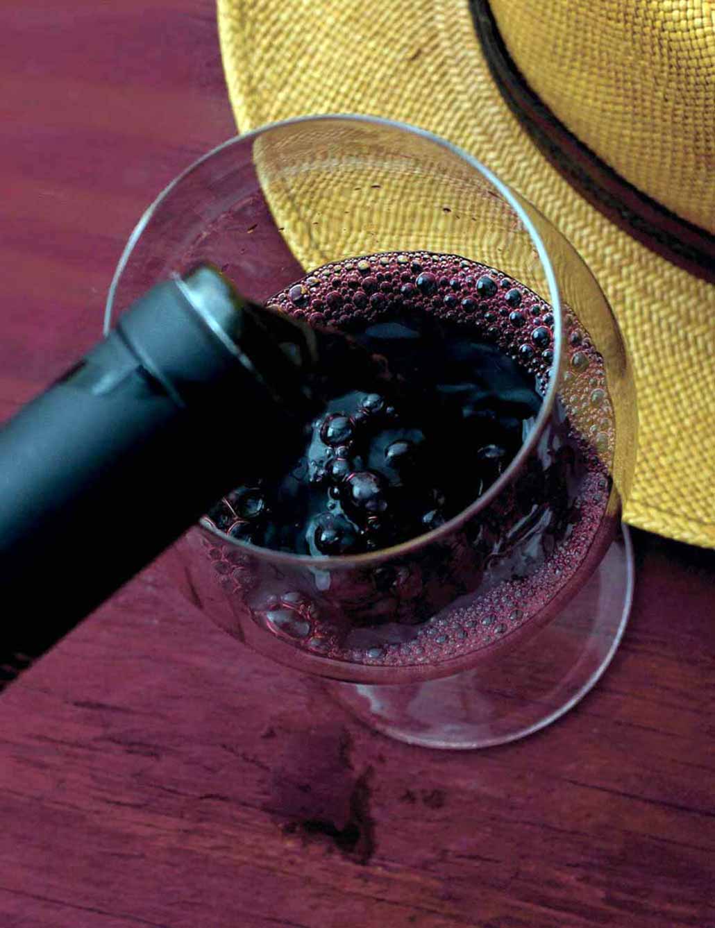 наливать вино в бокал